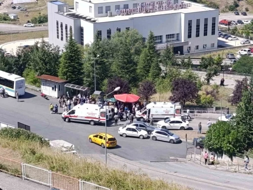 Kontrolden &ccedil;ıkan otomobil kalabalığa daldı; 4 yaralı
