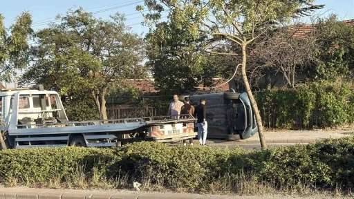 Kontrolden &ccedil;ıkan otomobil kaldırıma yan yattı
