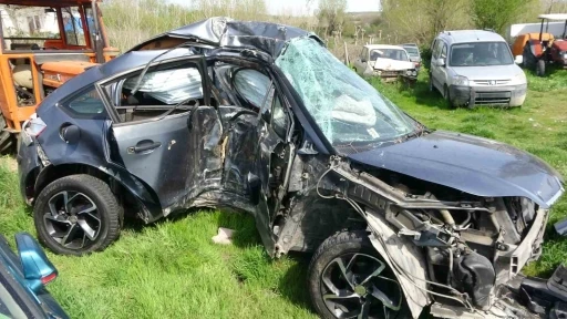 Kontrolden &ccedil;ıkan otomobil kaldırımda ağaca &ccedil;arptı: 1 &ouml;l&uuml;, 1 yaralı
