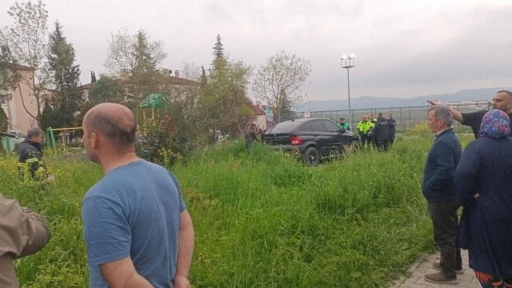 Kontrolden &ccedil;ıkan otomobil, kaldırımda y&uuml;r&uuml;yen 17 yaşındaki genci hayattan kopardı
