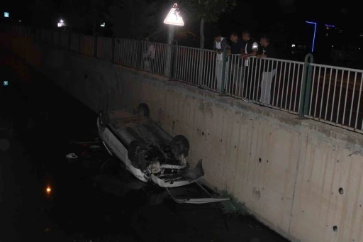 Kontrolden çıkan otomobil kanala düştü: 1 yaralı
