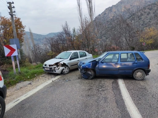 Kontrolden &ccedil;ıkan otomobil karşı y&ouml;nden gelen otomobile &ccedil;arptı, 1 yaralı
