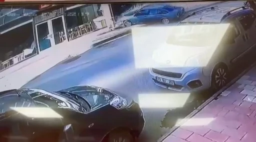 Kontrolden &ccedil;ıkan otomobil mağazaya b&ouml;yle daldı
