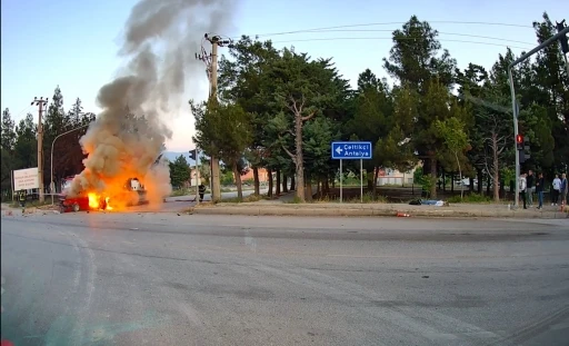 Kontrolden çıkan otomobil önce refüje, sonra tıra çarpıp alev aldı: 1 ağır yaralı
