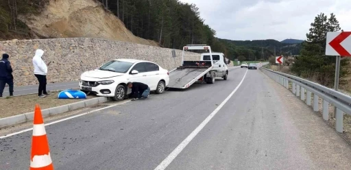 Kontrolden çıkan otomobil orta refüje savruldu: 2 yaralı
