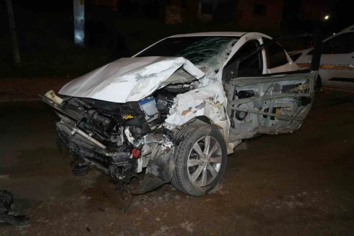 Kontrolden &ccedil;ıkan otomobil, park halindeki &ccedil;ekiciye &ccedil;arptı: 1 &ouml;l&uuml;, 1 yaralı
