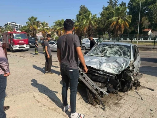 Kontrolden &ccedil;ıkan otomobil ref&uuml;jdeki bariyerlere &ccedil;arptı: 1 yaralı
