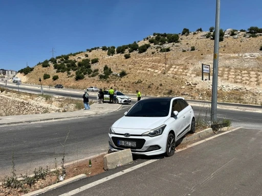 Kontrolden &ccedil;ıkan otomobil ref&uuml;je &ccedil;ıktı
