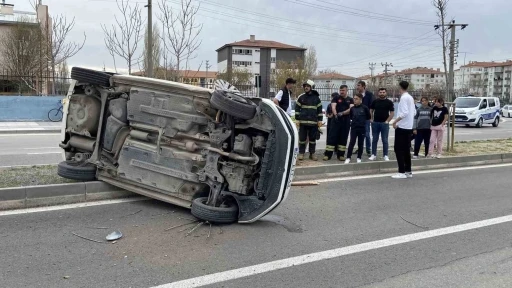 Kontrolden çıkan otomobil refüje devrildi, yaralı sürücü kaçtı
