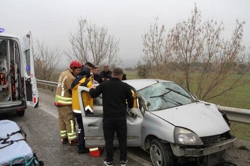 Kontrolden &ccedil;ıkan otomobil ref&uuml;je ve bariyerlere &ccedil;arptı: 1 &ouml;l&uuml;, 1 yaralı

