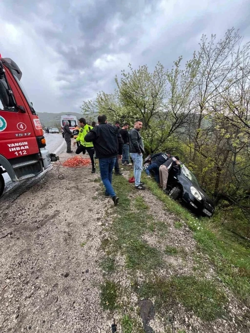 Kontrolden &ccedil;ıkan otomobil şarampole savruldu: 2 yaralı
