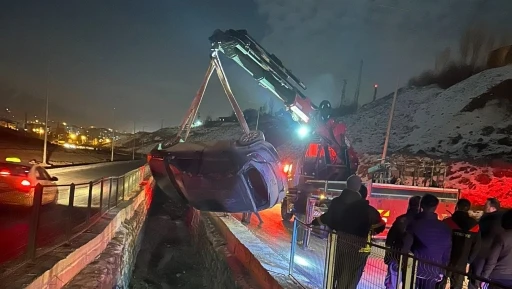 Kontrolden çıkan otomobil su kanalına düştü: 1 yaralı
