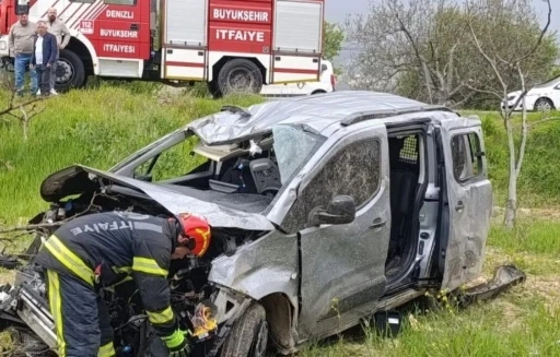 Kontrolden &ccedil;ıkan otomobil tarlaya girdi; 4 yaralı

