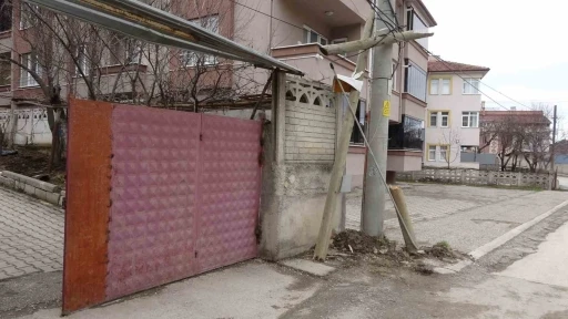 Kontrolden &ccedil;ıkan otomobil ters d&ouml;nerek demir kapıyı kırıp bah&ccedil;eye girdi

