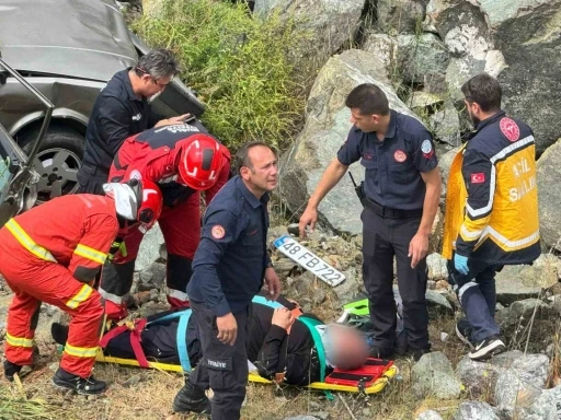 Kontrolden &ccedil;ıkan otomobil, u&ccedil;uruma yuvarlandı: 2 yaralı