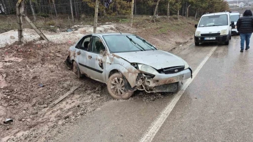 Kontrolden &ccedil;ıkan otomobil yol kenarına savruldu: 3 yaralı
