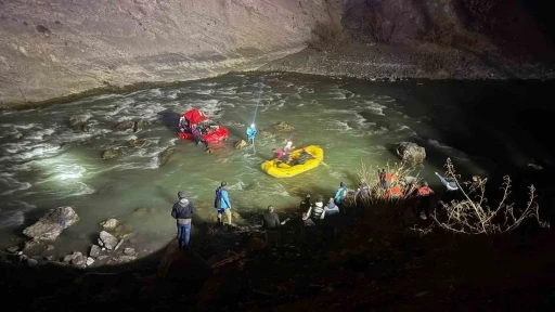 Kontrolden &ccedil;ıkan otomobil Zap Suyu&rsquo;na u&ccedil;tu: 1&rsquo;i ağır yaralı
