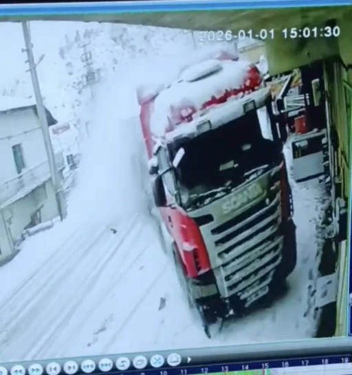 Kontrolden &ccedil;ıkan tır eve &ccedil;arptı: Kaza anı kamerada
