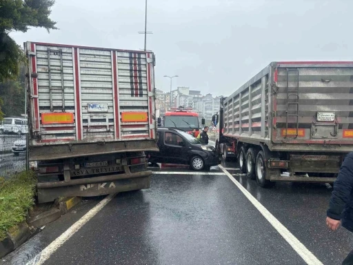 Kontrolden &ccedil;ıkan tır, kırmızı ışıkta bekleyen 3 araca &ccedil;arptı: Kaza anı kamerada
