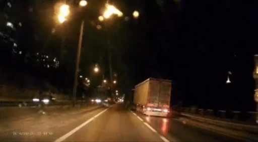 Kontrolden &ccedil;ıkan tır makasladı... O anlar kamerada

