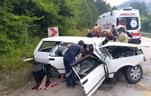 Kontrolden &ccedil;ıkan tırın dorsesi faciaya neden oldu: 1 &ouml;l&uuml; 2 yaralı
