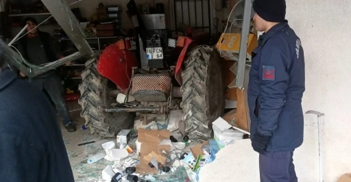 Kontrolden &ccedil;ıkan trakt&ouml;r iş yerine daldı
