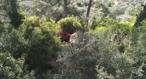 Kontrolden çıkan traktör ormanlık alana devrildi: 2 yaralı
