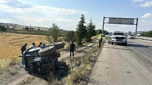 Kontrolden &ccedil;ıkan trakt&ouml;r şarampole devrildi: 1 yaralı
