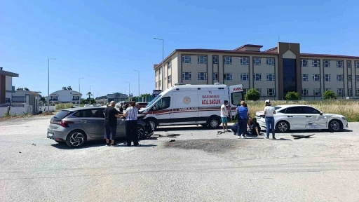 Kontrols&uuml;z kavşakta &ccedil;arpışan otomobillerin s&uuml;r&uuml;c&uuml;leri yaralandı
