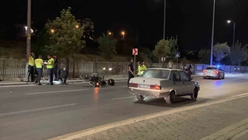 Kontrol&uuml; kaybolan motosikletli polis direğe &ccedil;arptı: 1 yaralı
