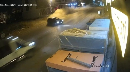 Kontrolünü kaybeden otomobil sürücüsü kamyonetle kafa kafaya çarpıştı
