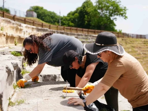 Konuralp Antik Tiyatrosu’nda gönüllü seferberliği
