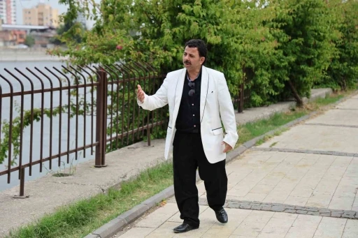 Konuşma bozukluğu olan şarkıcı sosyal medyada popüler oldu
