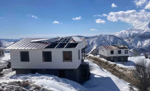 Konutların &ccedil;atıları şiddetli r&uuml;zgara dayanamadı
