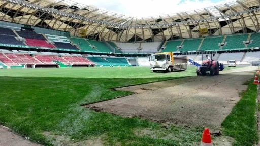 Konya B&uuml;y&uuml;kşehir Stadyumu&rsquo;nun zemininde renovasyon &ccedil;alışması başlatıldı
