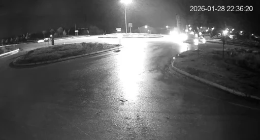 Konya&rsquo;da 2 aracın &ccedil;arpışma anı kameraya yansıdı
