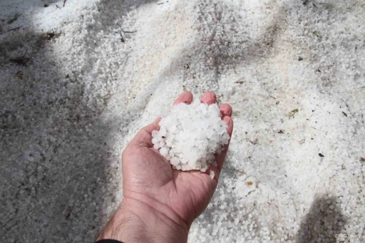 Konya’da dolu yağışı, yol ve açık alanlar beyaza büründü
