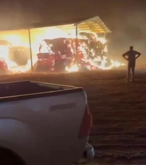 Konya&rsquo;da fırtınada ev ve &ccedil;iftlikteki saman balyaları alev alev yandı
