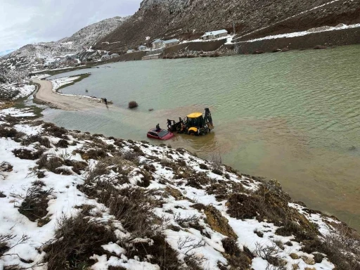 Konya&rsquo;da g&ouml;le d&ouml;nen yayla yolunda ara&ccedil;ta mahsur kalan aile kurtarıldı
