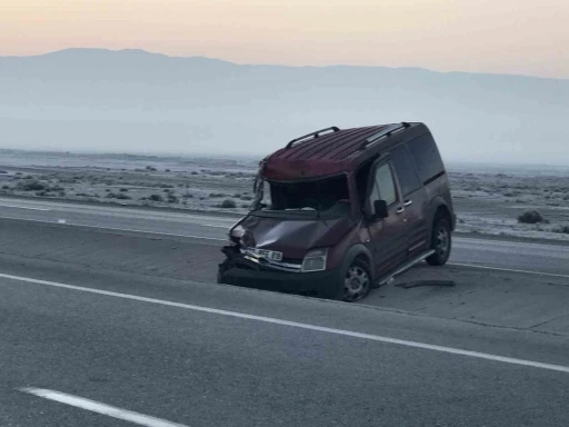 Konya&rsquo;da hafif ticari ara&ccedil; takla attı: 1 yaralı
