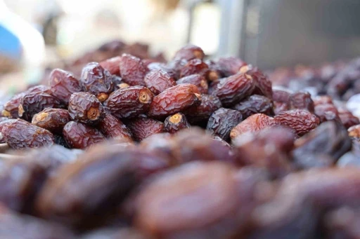Konya&rsquo;da hurmalar hem tezgahlarda hem de iftar sofralarında yerini aldı
