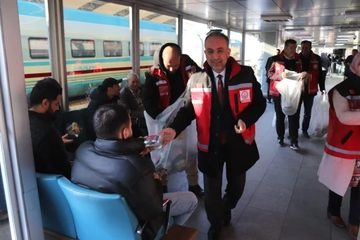 Konya&rsquo;da iftar vaktine yolda yakalananlara iftarlık ikram edildi
