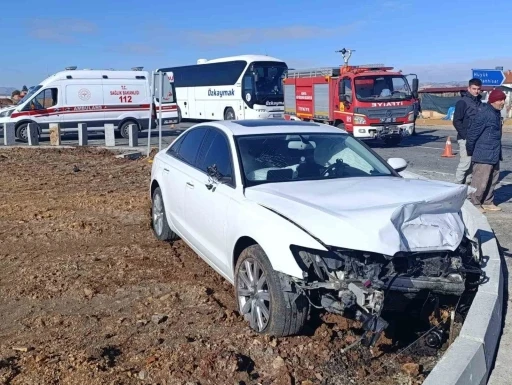 Konya&rsquo;da iki otomobil &ccedil;arpıştı: 2 yaralı
