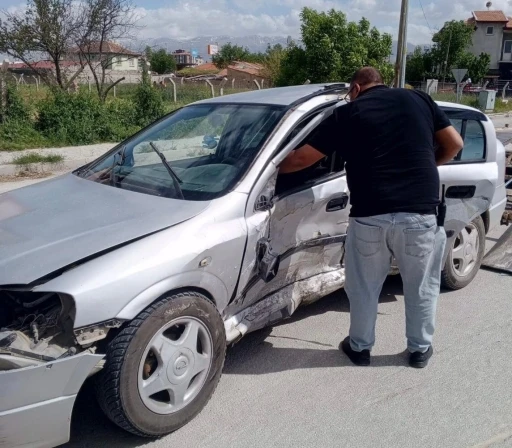 Konya&rsquo;da iki otomobil &ccedil;arpıştı: 5 yaralı
