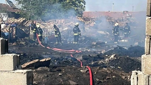 Konya’da iş yerinde çıkan yangın bahçedeki tahta paletlere sıçradı

