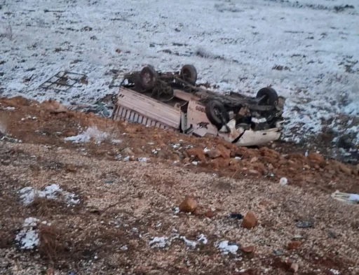 Konya&rsquo;da kamyonet şarampole devrildi: 4 yaralı
