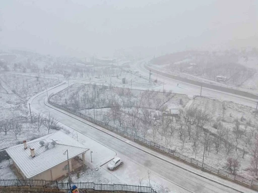 Konya&rsquo;da kar yağışı il&ccedil;eyi beyaza b&uuml;r&uuml;d&uuml;
