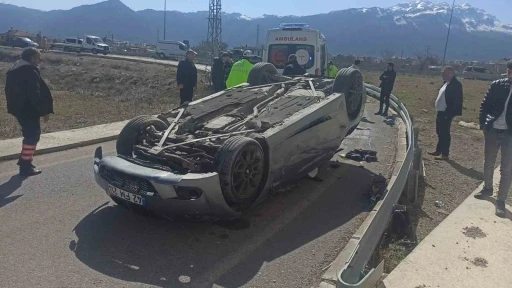Konya&rsquo;da kontrolden &ccedil;ıkan otomobil takla attı: 4 yaralı

