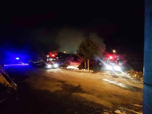 Konya&rsquo;da marangoz at&ouml;lyesinde yangın
