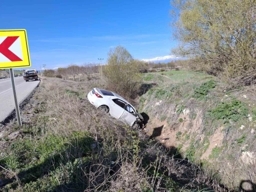 Konya’da otomobil dere yatağına uçtu: 2 yaralı
